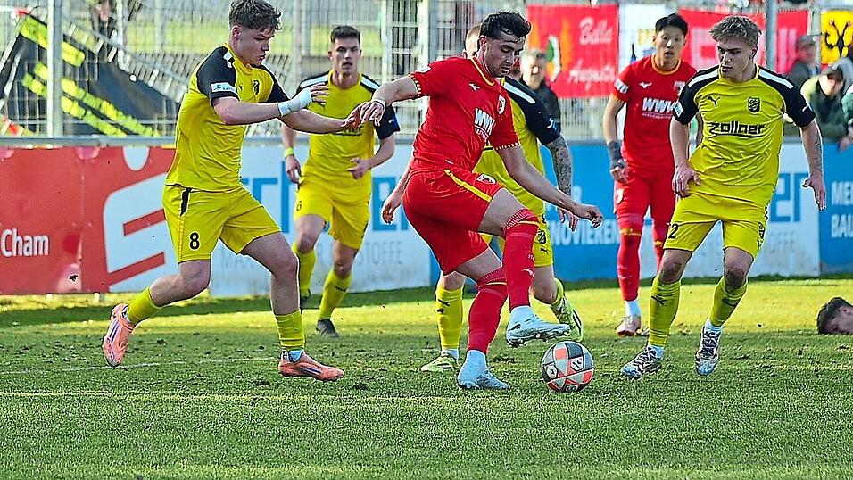 Die DJK Vilzing (in Gelb) hatte gegen Augsburg II Anlaufschwierigkeiten und vorne wollte wenig klappen. Die DJK Vilzing (in Gelb) hatte gegen Augsburg II Anlaufschwierigkeiten und vorne wollte wenig klappen.