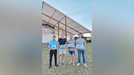 Thilo K&ouml;ppl, Max Freudenberg, Mike Jogsch und Ludwig Huber (von links) halten die druckfrischen Exemplare der Festschrift stolz in den H&auml;nden.