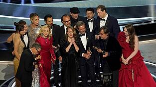 Die Darsteller und die Crew von 'Coda' nehmen den Preis für den besten Film entgegen.
