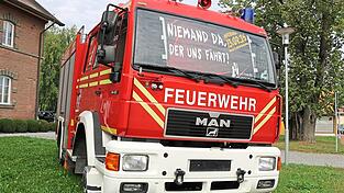 Das Fahrzeug mit den Plakaten mit Aufschrift „Niemand da, der uns fährt“ steht am Busbahnhof.