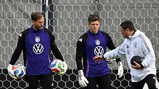 Oliver Baumann (l.) hört Torwart-Trainer Andreas Kronenberg aufmerksam zu.
