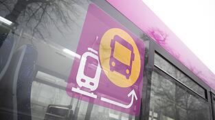 Nach einer Streckensperrung zwischen Freising und Landshut warten Bahnreisende vergeblich auf Busse.