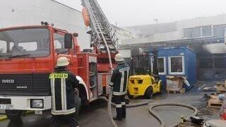 Es dauerte bis in die frühen Morgenstunden, ehe die Einsatzkräfte der Feuerwehr das Feuer unter Kontrolle hatten. (Foto: ih) Es dauerte bis in die frühen Morgenstunden, ehe die Einsatzkräfte der Feuerwehr das Feuer unter Kontrolle hatten. (Foto: ih)