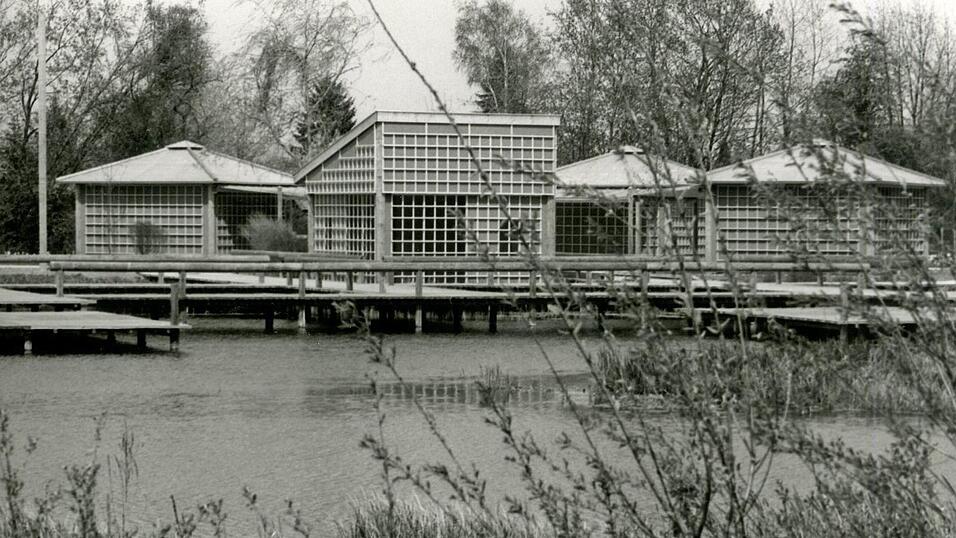 Die Stege über den Eisweiher gibt es auch heute noch. Die Pavillons wurden abgerissen.