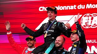 Antonelli l&auml;sst sich auch von zwei Formel-1-Stars feiern.