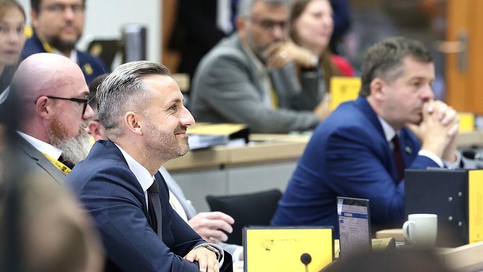 Die AfD in Sachsen-Anhalt hat derzeit gut lachen: Spitzenkandidat Ulrich Siegmund (2. von links) will sich im Dezember zum Ministerpräsidenten wählen lassen. (Archivfoto) Die AfD in Sachsen-Anhalt hat derzeit gut lachen: Spitzenkandidat Ulrich Siegmund (2. von links) will sich im Dezember zum Ministerpräsidenten wählen lassen. (Archivfoto)