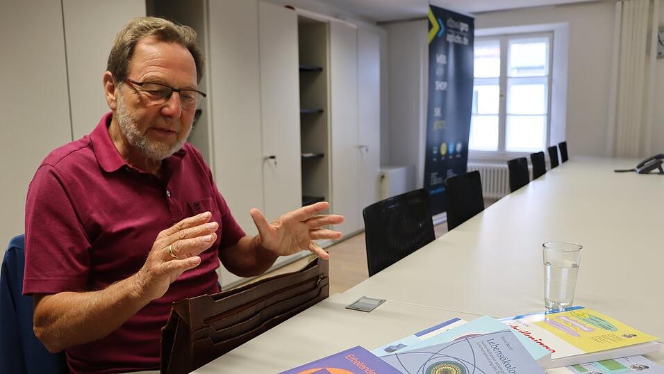 Franz Rackls neues Buch &bdquo;Erhellende Pfade!&ldquo; ist bereits sein achtes. In den Redaktionsr&auml;umen unserer Mediengruppe erl&auml;utert er die Ideen, die dahinterstehen.