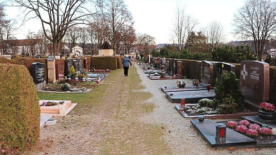 Deutlich höhere Grabgebühren werden künftig für den Friedhof verlangt.
