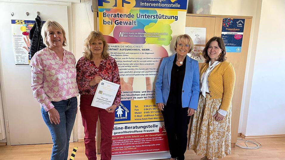 Setzen sich f&uuml;r Frauen ein und pr&auml;sentierten den Bericht aus 2025 (von links), Andrea Koch, stellvertretende Vorsitzende des Vereins &bdquo;Haus f&uuml;r das Leben&ldquo;, Claudia Munde-Graf von der SIS, Vorsitzende Dr. Regine Langer-Huber und stellvertretende Vorsitzende Alexandra G&ouml;ldner.