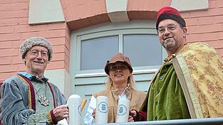 Wie die Rechnungsprüfer festgestellt haben, blieben die Ausgaben für die 675-Jahr-Feier des Marktes mit 69.000 Euro im Budgetrahmen. Das frühere Bürgermeistertrio mit Hans Sailer (links), seinem Vize Martin Linseisen (rechts) und dritter Bürgermeisterin Beatrix Sebald, die für die Organisation der Feierlichkeiten verantwortlich zeichnete, kann zufrieden sein und auf das Ergebnis anstoßen. Wie die Rechnungsprüfer festgestellt haben, blieben die Ausgaben für die 675-Jahr-Feier des Marktes mit 69.000 Euro im Budgetrahmen. Das frühere Bürgermeistertrio mit Hans Sailer (links), seinem Vize Martin Linseisen (rechts) und dritter Bürgermeisterin Beatrix Sebald, die für die Organisation der Feierlichkeiten verantwortlich zeichnete, kann zufrieden sein und auf das Ergebnis anstoßen.