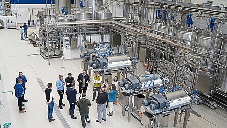 Tanks, Zentrifugen, säurefester Boden: Der Versuchsbereich des neuen Process Centers. Tanks, Zentrifugen, säurefester Boden: Der Versuchsbereich des neuen Process Centers.