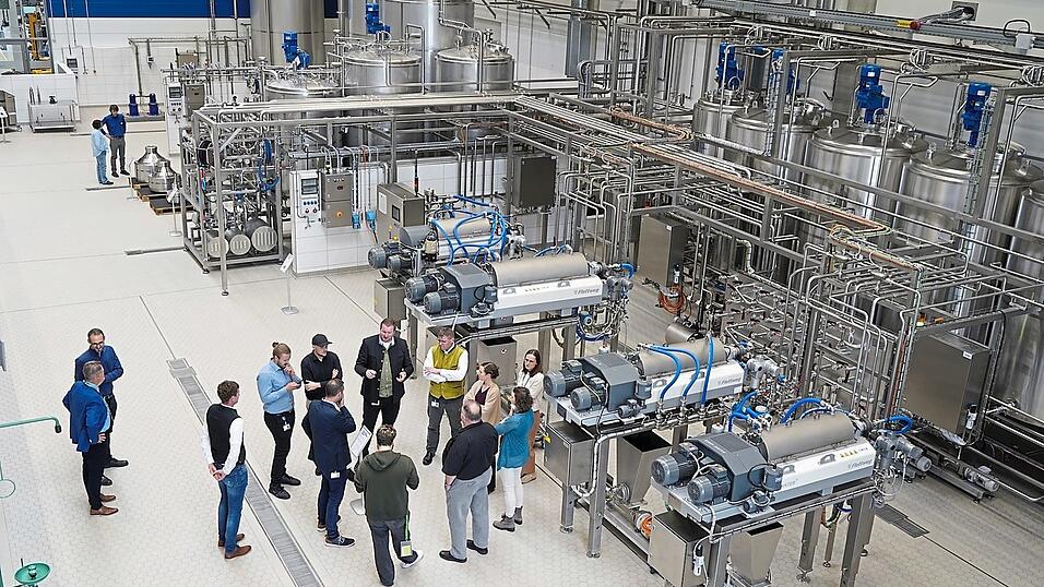 Tanks, Zentrifugen, s&auml;urefester Boden: Der Versuchsbereich des neuen Process Centers.
