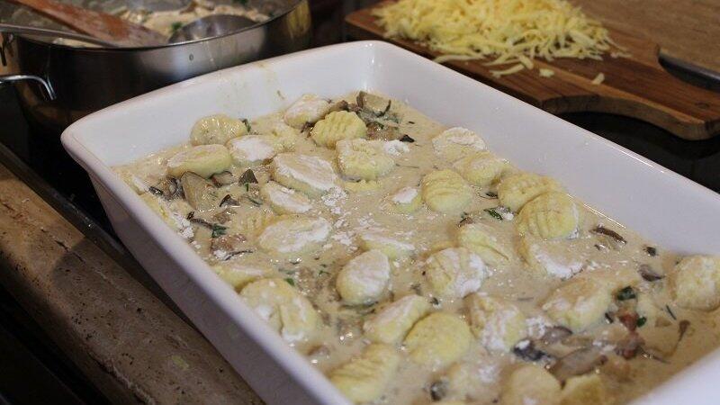 Das sind gratinierte Gnocchi mit Pilzsoße. Bei diesem Rezept werden die Gnocchi abwechselnd mit der Soße geschichtet. Und oben drauf kommt sodann der geriebene Käse.