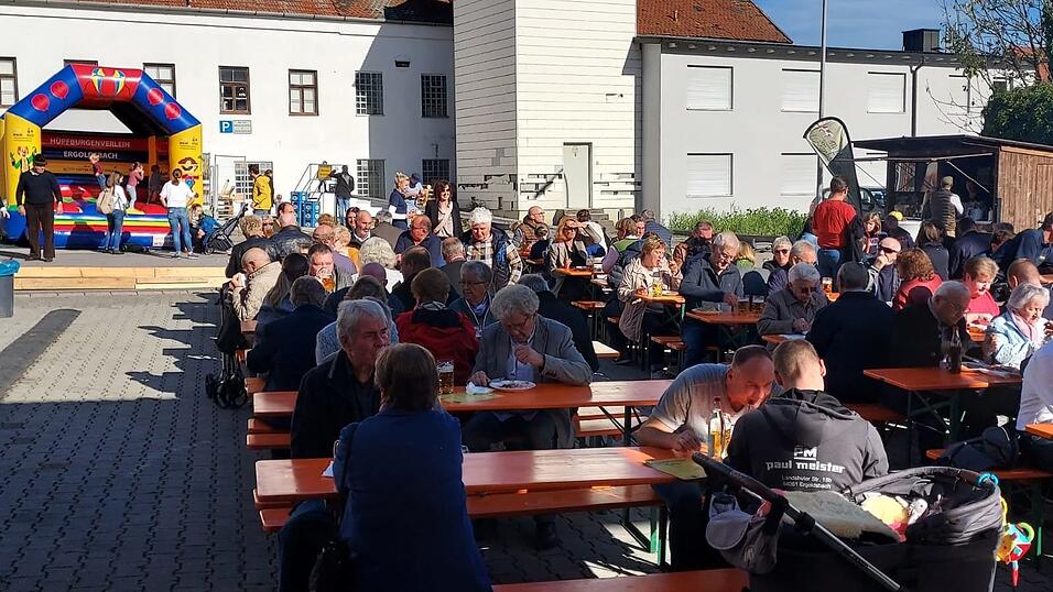 Am Sonntag gibt es an der Parkgarage wieder einen Festgottesdienst und Mittagstisch. Am Sonntag gibt es an der Parkgarage wieder einen Festgottesdienst und Mittagstisch.