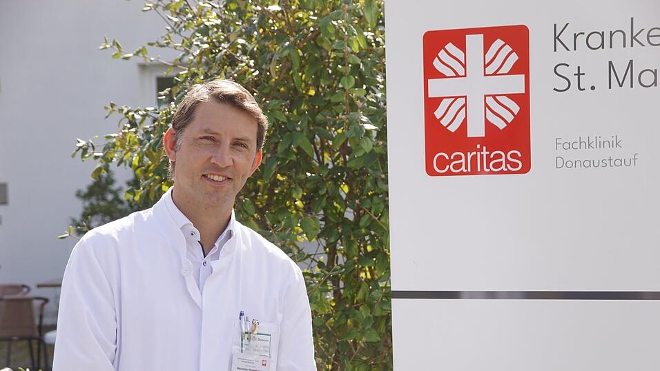 Professor Dr. Maximiliam Malfertheiner vor dem Eingang des Krankenhauses St. Maria in Donaustauf, das nun die Caritas &uuml;bernommen hat.
