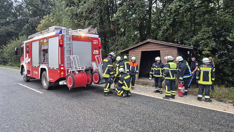 Nur zwei Tage nach dem vorherigen Brand wurden die Feuerwehren am Dienstagabend erneut zu einem brennenden Bushäuschen bei Wolfsbach alarmiert. Nur zwei Tage nach dem vorherigen Brand wurden die Feuerwehren am Dienstagabend erneut zu einem brennenden Bushäuschen bei Wolfsbach alarmiert.