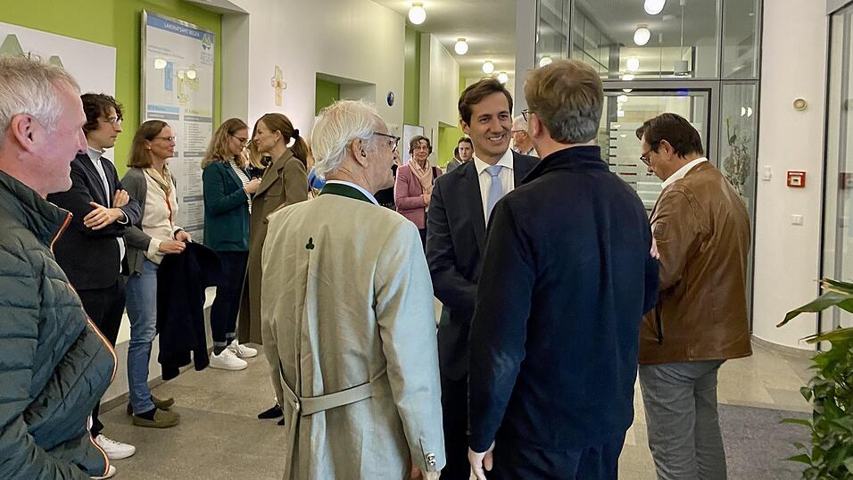 Dr. Stefan Ebner, CSU-Landtagskandidat kommt ins Landratsamt. Er liegt mit 42,8 Prozent vorne.