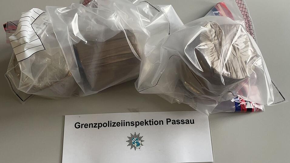 Sie fanden sich verpackt in einer Schachtel im Porsche: rund drei Kilogramm Heroin. Sie fanden sich verpackt in einer Schachtel im Porsche: rund drei Kilogramm Heroin.