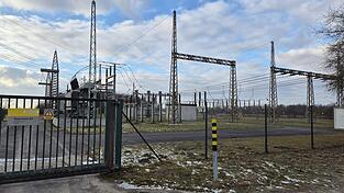 Das Umspannwerk in Kagers soll in den kommenden Jahren erneuert werden. Hier wird der Strom aus dem Wasserkraftwerk an der Staustufe eingespeist - er kann als &Ouml;kostrom von den Stadtwerken bezogen werden.