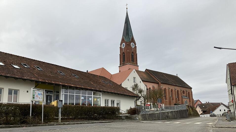 Kein Durchkommen mehr ist ab Montag, 9. M&auml;rz, auf der Hauptsra&szlig;e in Atting bis voraussichtlich Ende Juli.