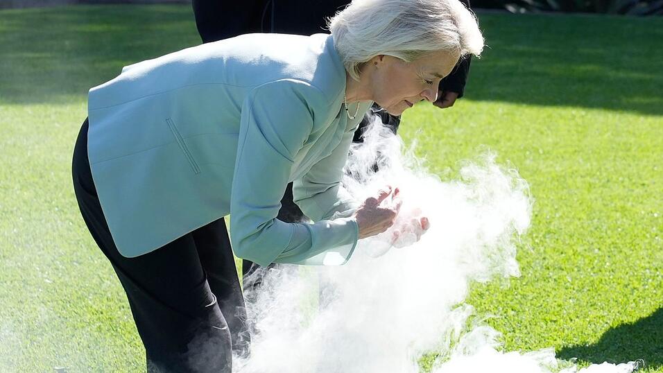 Auf ihrer Australien-Reise nahm von der Leyen auch an einer traditionellen Rauchzeremonie der Aborigines im Admiralty House in Sydney teil. Der Rauch soll unter anderem b&ouml;se Geister vertreiben.