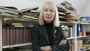 Brigitte Kronauer 2010 im Arbeitszimmer ihres Hauses in Hamburg-Nienstedten