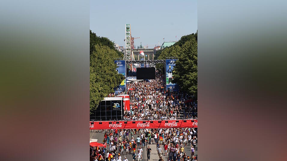 Christian Fertl war am Sonntag auf der Fanmeile in Berlin und erlebte dort das Achtelfinale gegen England auf Gro&szlig;leinwand.