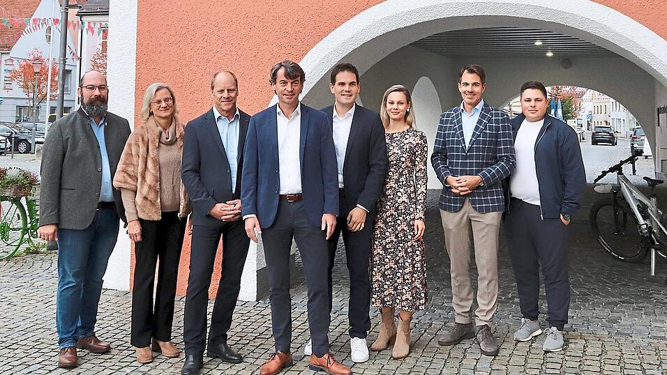 Vor dem Rathaus präsentierte die CSU ihren Bürgermeisterkandidaten: Thomas Kastner (4.v.l.) inmitten des CSU-Teams: (von links) Sebastian Langwieser, Stefanie Linseisen, Markus Off, Michael Hätscher, Gertraud Stangl-Geuß, Björn Wilhelm und Christoph Schlemmer. Vor dem Rathaus präsentierte die CSU ihren Bürgermeisterkandidaten: Thomas Kastner (4.v.l.) inmitten des CSU-Teams: (von links) Sebastian Langwieser, Stefanie Linseisen, Markus Off, Michael Hätscher, Gertraud Stangl-Geuß, Björn Wilhelm und Christoph Schlemmer.