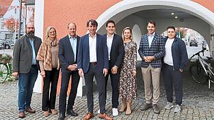 Vor dem Rathaus präsentierte die CSU ihren Bürgermeisterkandidaten: Thomas Kastner (4.v.l.) inmitten des CSU-Teams: (von links) Sebastian Langwieser, Stefanie Linseisen, Markus Off, Michael Hätscher, Gertraud Stangl-Geuß, Björn Wilhelm und Christoph Schlemmer.