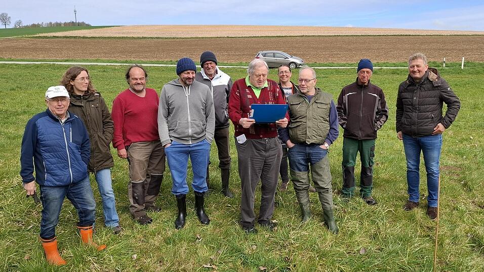 An der Probeentnahmestelle zwischen Perbing und Voglau trafen sich einige Mitglieder der BN-Orts- und Kreisgruppe, um den Petzenbach zu untersuchen.