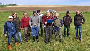 An der Probeentnahmestelle zwischen Perbing und Voglau trafen sich einige Mitglieder der BN-Orts- und Kreisgruppe, um den Petzenbach zu untersuchen.