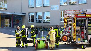 Laut Feuerwehr klagte zunächst eine Lehrkraft über Kreislaufprobleme und Übelkeit, später meldeten sich etwa zehn Schülerinnen und Schüler mit ähnlichen Beschwerden. Laut Feuerwehr klagte zunächst eine Lehrkraft über Kreislaufprobleme und Übelkeit, später meldeten sich etwa zehn Schülerinnen und Schüler mit ähnlichen Beschwerden.