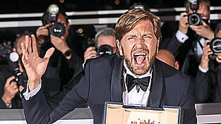 Der schwedische Regisseur Ruben Östlund mit der Goldenen Palme - sie ist bereits seine zweite.