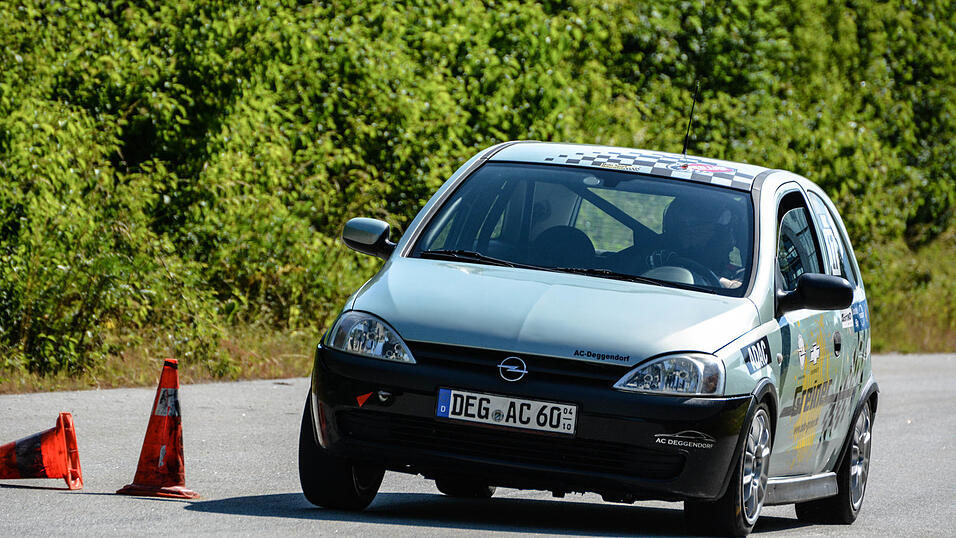 Nachwuchsfahrer Marcel Scheungraber auf dem Vereinsfahrzeug des AC Deggendorfs. Nachwuchsfahrer Marcel Scheungraber auf dem Vereinsfahrzeug des AC Deggendorfs.