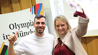 Sideris Tasiadis (Kanute, l) und Hilde Gerg, ehemalige Skiläuferin, stehen vor der Bekanntgabe der ersten Hochrechnungen zum Ergebnis des Bürgerentscheids zur Olympia-Bewerbung im Haus des Sports.  Sideris Tasiadis (Kanute, l) und Hilde Gerg, ehemalige Skiläuferin, stehen vor der Bekanntgabe der ersten Hochrechnungen zum Ergebnis des Bürgerentscheids zur Olympia-Bewerbung im Haus des Sports.