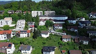Die beiden Wohnblocks direkt am Waldrand in Cham-West f&uuml;gen sich nach der &Uuml;berzeugung der Stadtr&auml;te problemlos in die Umgebung ein.