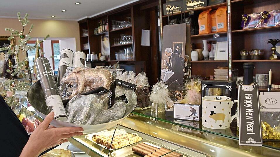 Gold und Silber sind der Renner: Die Deko f&uuml;r die Silvesterparty von Girlande bis Sektk&uuml;hler muss durchgestylt sein. - Alles im 'Dinner-for-One'-Design: Wer seinen Tisch mit den Motiven aus der Kult-Kom&ouml;die dekorieren will, wird im Caf&eacute; L&ouml;w f&uuml;ndig.