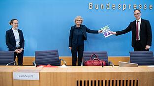 SVRV-Vorsitzender Peter Kenning übergibt Bundesverbraucherschutzministerin Christine Lambrecht den aktuellen Jahresbericht. Er listet 40 Punkte auf, in denen Verbesserungen möglich wären. Die stellvertretende Vorsitzende Louisa Specht-Riemenschneider fordert mehr Übersichtlichkeit bei der Kennzeichnung von Lebensmitteln: 'Die Verbraucherinnen und Verbraucher werden mit einer ganz erheblichen Menge an Information schlichtweg überfordert.'