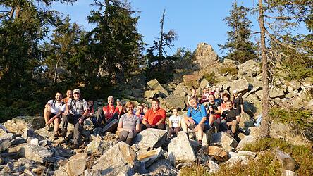Die Wandergruppe am Steinbruch beim Weißen Riegel