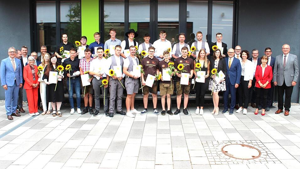 Sie erhalten den Staatspreis der Regierung der Oberpfalz und die Sonderpreise der verschiedenen Innungen. Sie erhalten den Staatspreis der Regierung der Oberpfalz und die Sonderpreise der verschiedenen Innungen.