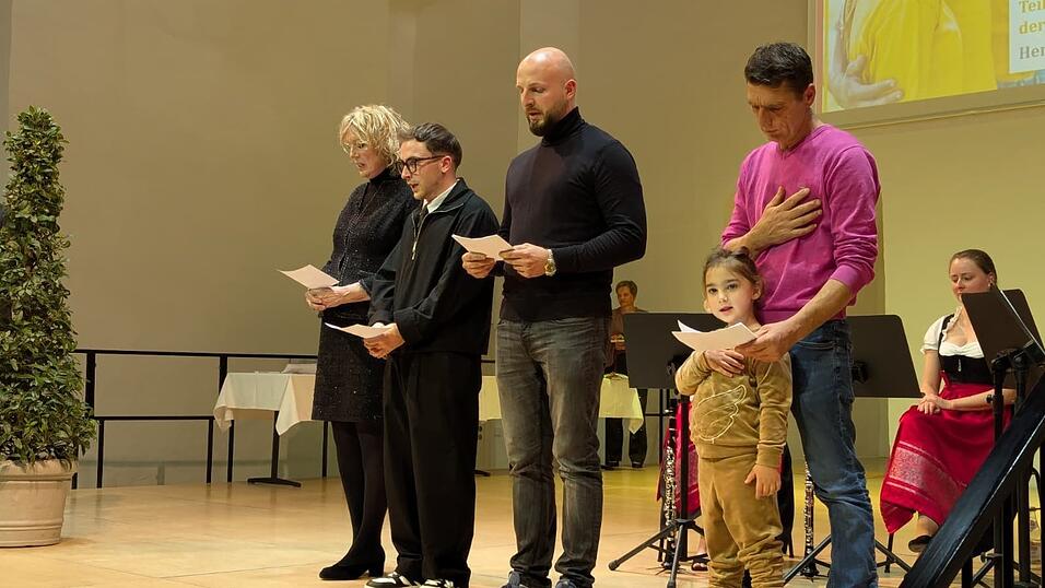 „Ich bekenne mich zur freiheitlichen demokratischen Grundordnung des Grundgesetzes für die Bundesrepublik Deutschland“, gelobten Dianne Tamburro, Aleksandar Knezevic, Oleksandr Kachan und Shemsi Berisha (von links). „Ich bekenne mich zur freiheitlichen demokratischen Grundordnung des Grundgesetzes für die Bundesrepublik Deutschland“, gelobten Dianne Tamburro, Aleksandar Knezevic, Oleksandr Kachan und Shemsi Berisha (von links).
