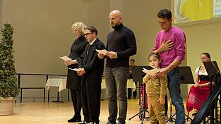 „Ich bekenne mich zur freiheitlichen demokratischen Grundordnung des Grundgesetzes für die Bundesrepublik Deutschland“, gelobten Dianne Tamburro, Aleksandar Knezevic, Oleksandr Kachan und Shemsi Berisha (von links). „Ich bekenne mich zur freiheitlichen demokratischen Grundordnung des Grundgesetzes für die Bundesrepublik Deutschland“, gelobten Dianne Tamburro, Aleksandar Knezevic, Oleksandr Kachan und Shemsi Berisha (von links).