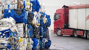 Auf dem Gelände eines Entsorgungsbetriebes ist ein toter Säugling im Müll gefunden worden.