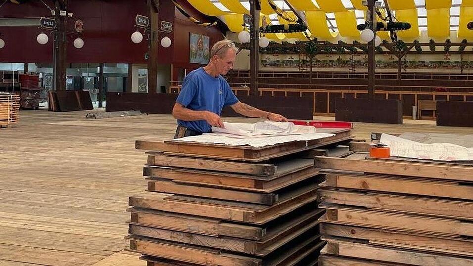 Peter von Lieven im Paulaner-Bierzelt am Oktoberfest, in dem er derzeit arbeitet. Ein Stapel Bretter steht vor ihm, er überprüft auf den Plänen, wohin das Material kommt. Die letzten Wochen vor dem Fest sind besonders stressig, vieles ist noch zu tun. Peter von Lieven im Paulaner-Bierzelt am Oktoberfest, in dem er derzeit arbeitet. Ein Stapel Bretter steht vor ihm, er überprüft auf den Plänen, wohin das Material kommt. Die letzten Wochen vor dem Fest sind besonders stressig, vieles ist noch zu tun.