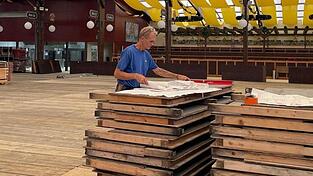 Peter von Lieven im Paulaner-Bierzelt am Oktoberfest, in dem er derzeit arbeitet. Ein Stapel Bretter steht vor ihm, er überprüft auf den Plänen, wohin das Material kommt. Die letzten Wochen vor dem Fest sind besonders stressig, vieles ist noch zu tun. Peter von Lieven im Paulaner-Bierzelt am Oktoberfest, in dem er derzeit arbeitet. Ein Stapel Bretter steht vor ihm, er überprüft auf den Plänen, wohin das Material kommt. Die letzten Wochen vor dem Fest sind besonders stressig, vieles ist noch zu tun.