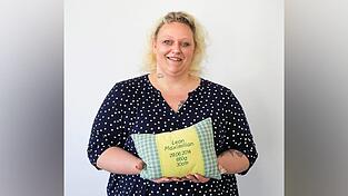 Stephanie Becher hält ein Kissen in der Hand, welches mit den Geburtsdaten ihres Sohnes Leon bestickt ist. Stephanie Becher hält ein Kissen in der Hand, welches mit den Geburtsdaten ihres Sohnes Leon bestickt ist.