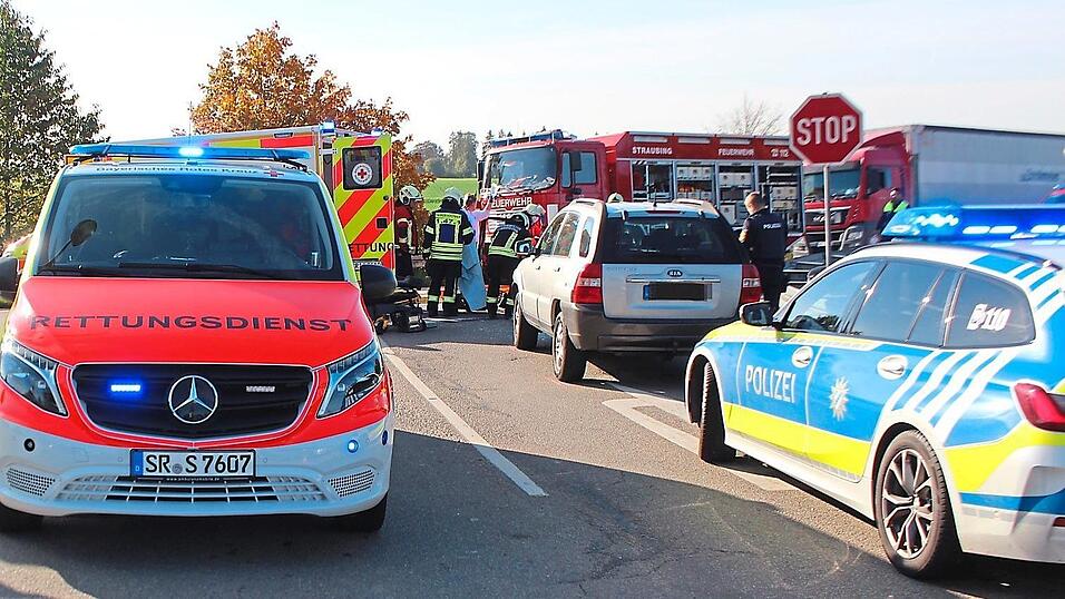 Zahlreiche Rettungskr&auml;fte waren am Unfallort am Hirschberger Ring in Straubing im Einsatz.