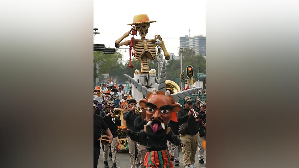 Die Parade ist einem Umzug nachempfunden, der im James-Bond-Film «Spectre» von 2015 zu sehen war. Die Parade ist einem Umzug nachempfunden, der im James-Bond-Film «Spectre» von 2015 zu sehen war.