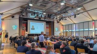 Das B&uuml;rgerhaus in Ergolding war voll: Viele Mitglieder der Landkreis-Feuerwehren trafen sich am Samstagvormittag zur Kommandantenversammlung.