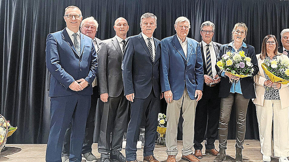 Die verabschiedeten Stadtr&auml;te und Ehrenringtr&auml;ger mit den B&uuml;rgermeistern. Michael Wei&szlig;, Max Thoma, J&uuml;rgen Kainz, Manfred Kr&auml;mer, Reinhard Leuschner, Hans Schmalhofer, Heidi Koschollek, Karola Zettl, Franz Geisberger und Reinhold Gems (v.l.).
